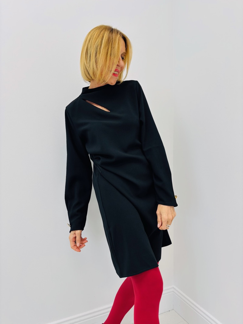 Robe Marque Ange – L’Élégance Moderne avec Détail Découpe – Image 3