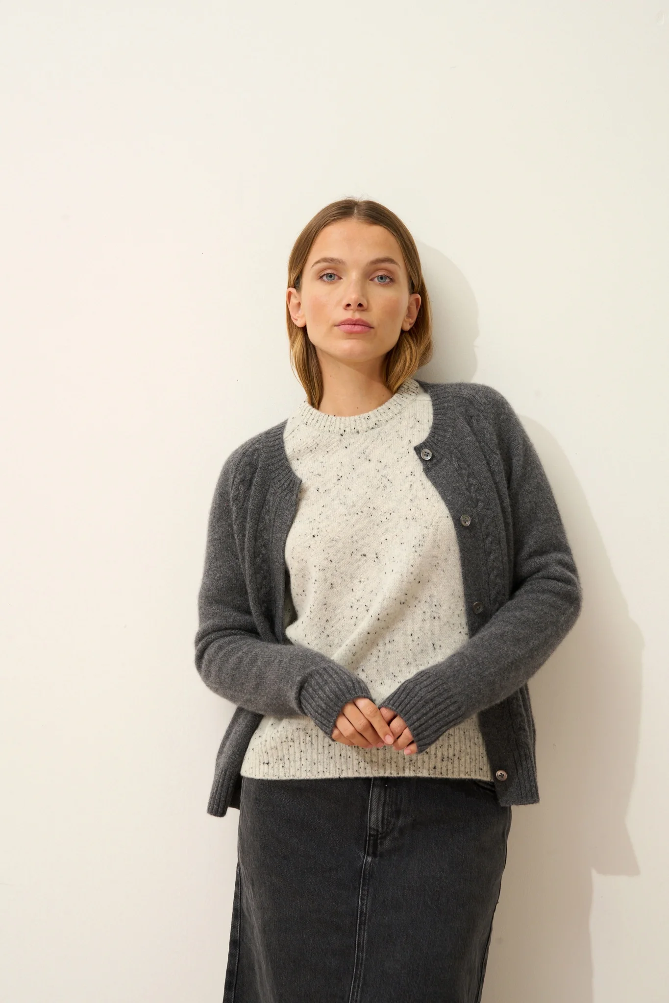 CALISTA cardigan col rond 4 fils anthracite chiné – Image 3