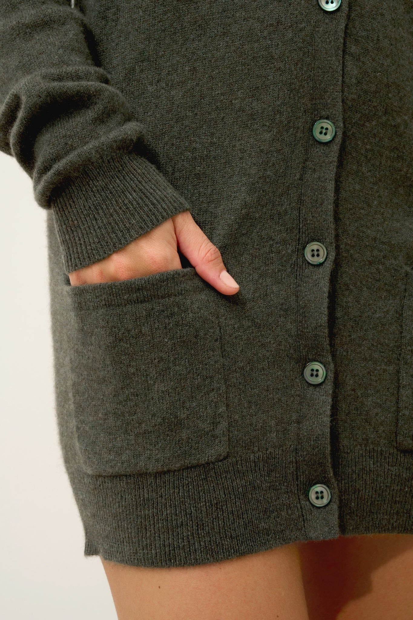 CHELSEA cardigan col v kaki chiné – Image 5