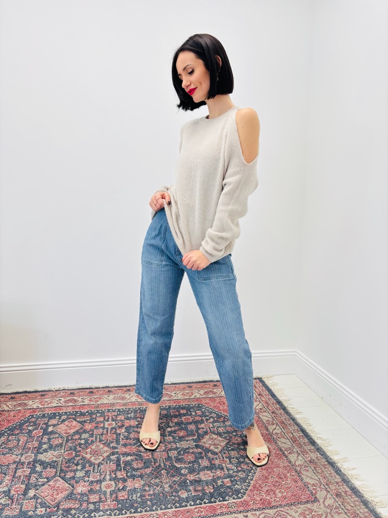 Pull Asymétrique en Maille Douce – Épaule Dénudée & Élégance Naturelle – Image 3