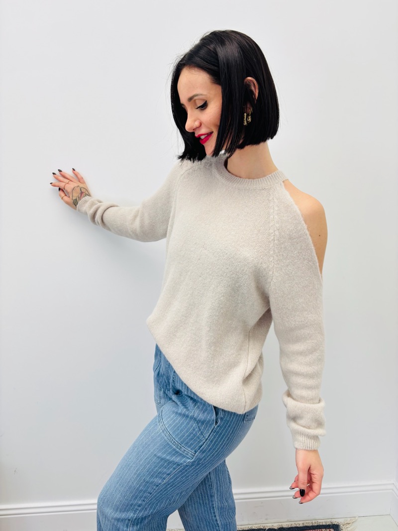 Pull Asymétrique en Maille Douce – Épaule Dénudée & Élégance Naturelle – Image 2