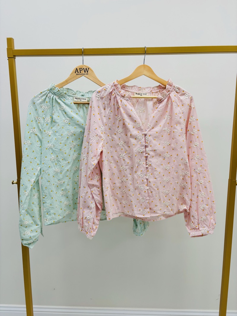 Blouse En Coton Brodé À Col Froncé Et Boutonnage Délicat – Image 3
