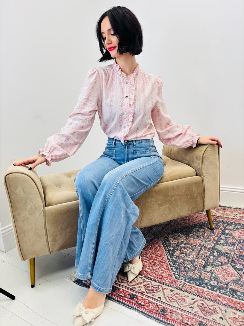 Blouse En Coton Brodé À Col Froncé Et Boutonnage Délicat – Image 8