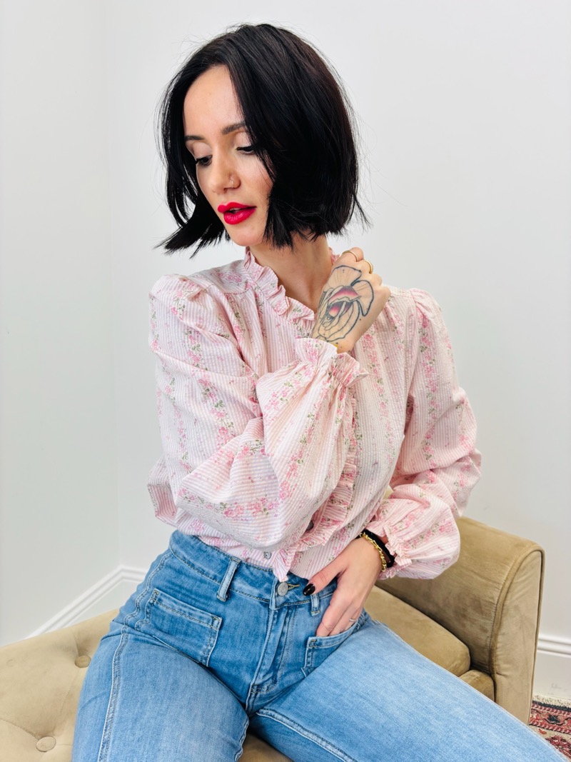 Blouse En Coton Brodé À Col Froncé Et Boutonnage Délicat – Image 6