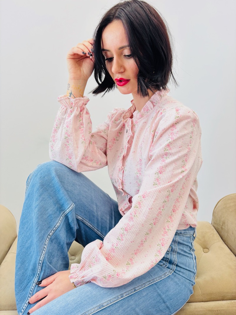 Blouse En Coton Brodé À Col Froncé Et Boutonnage Délicat – Image 7