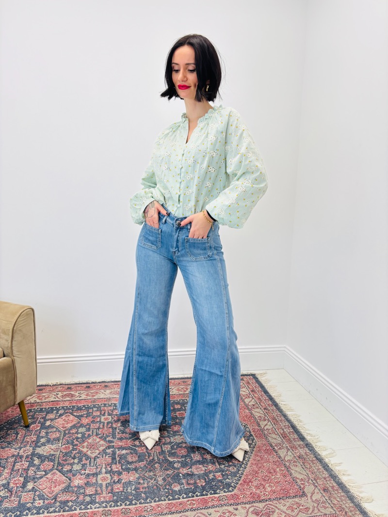 Blouse En Coton Brodé À Col Froncé Et Boutonnage Délicat – Image 4