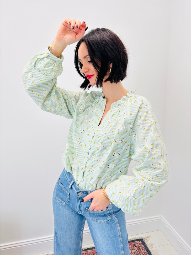 Blouse En Coton Brodé À Col Froncé Et Boutonnage Délicat – Image 2